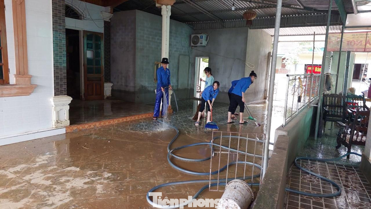 Các cơ sở Đoàn kịp thời chỉ đạo lực lượng đoàn viên thanh niên ra quân làm vệ sinh môi trường, thu gom rác thải, dọn dẹp tại các khu vực nước đã rút với phương châm “Nước rút đến đâu dọn ngay đến đó”.