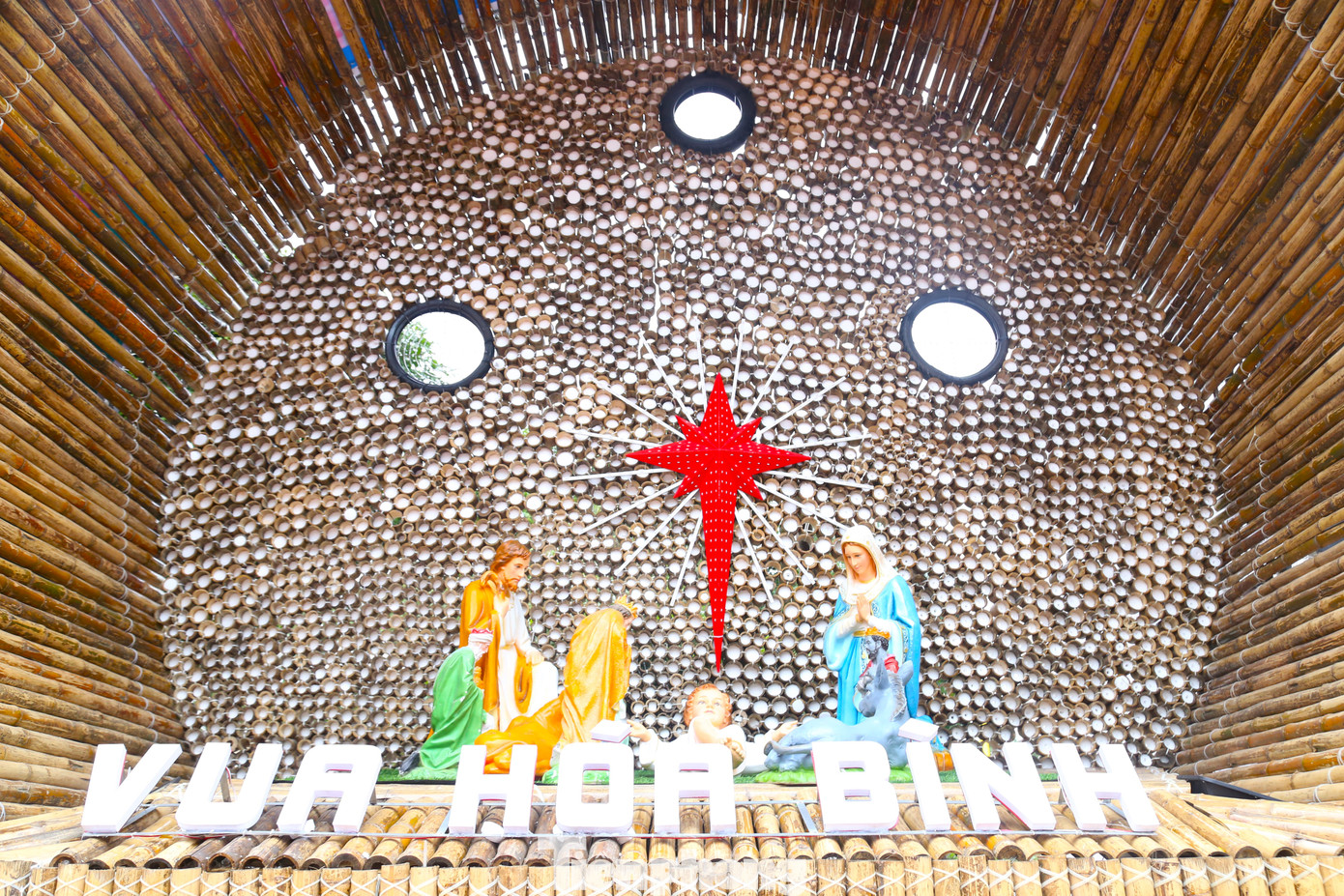 Hang đá, nơi Chúa hài đồng được sinh ra. Hang đá được đan, kết khéo léo từ nhiều cây tre, tấm tre.