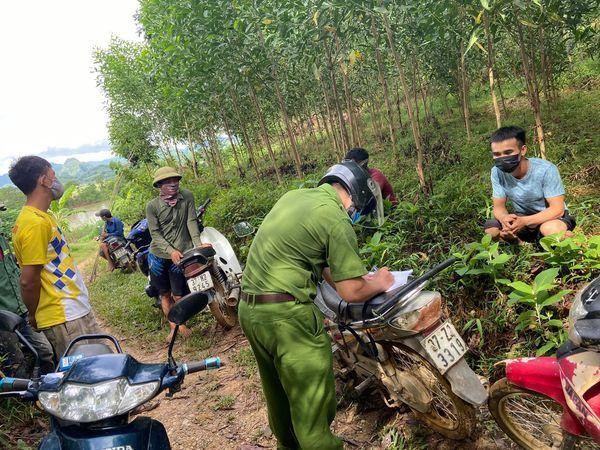 Công an xã Hùng Sơn lập biên bản xử phạt