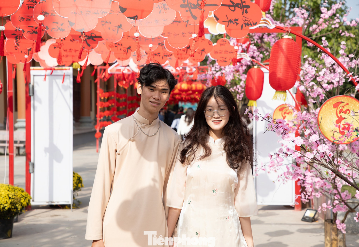 Nhiều bạn trẻ lựa chọn áo dài truyền thống du xuân tại ngôi chùa linh thiêng.