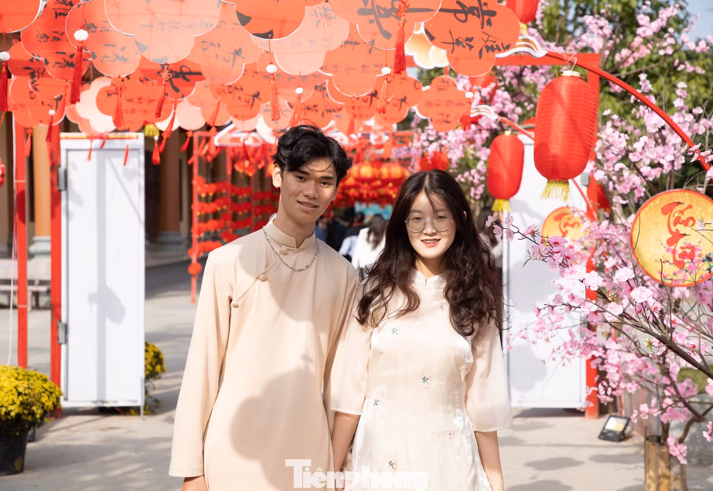 Nhiều bạn trẻ lựa chọn áo dài truyền thống du xuân tại ngôi chùa linh thiêng.