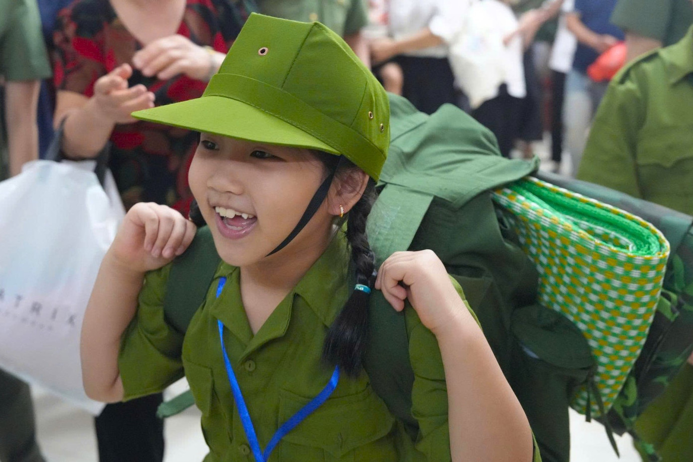 Niềm vui háo hức của một "chiến sĩ nhí"