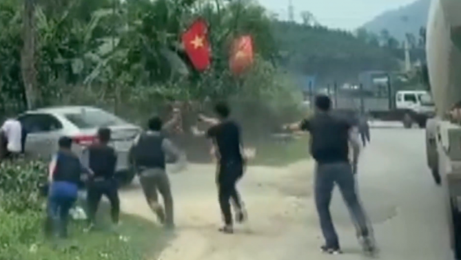 Các trinh sát ập vào khống chế đối tượng. Ảnh cắt từ clip