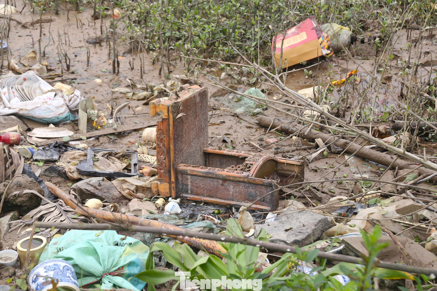 Bát hương, bàn thờ bị vứt bỏ bên mép sông.