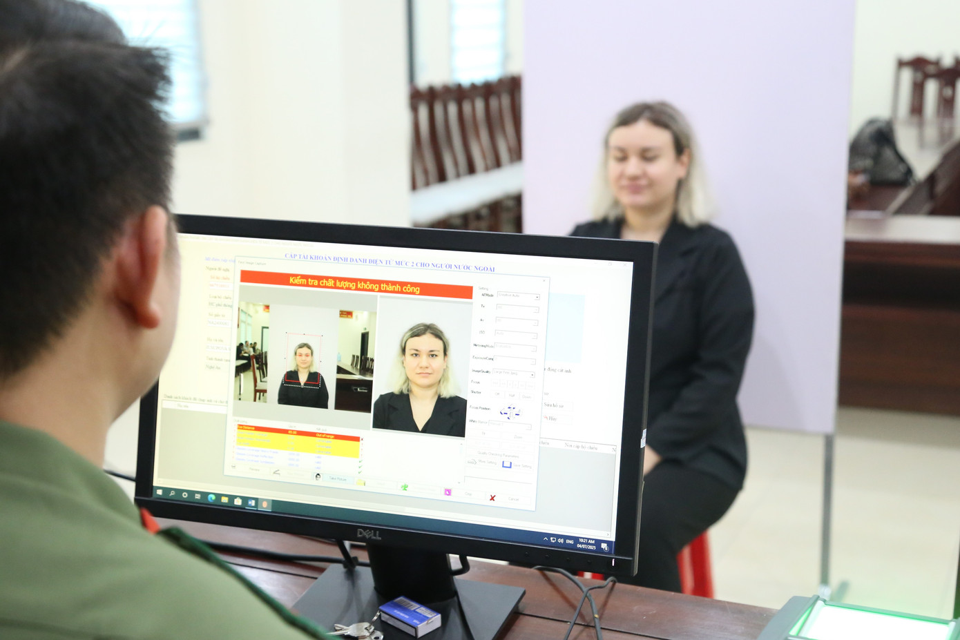 Trước khi triển khai đợt cao điểm, Phòng Quản lý xuất nhập cảnh đã thông báo rộng rãi đến tất cả cơ quan, tổ chức, doanh nghiệp, cá nhân liên quan. Phòng cũng chủ động phân bổ lịch để người nước ngoài đến làm vào những khung giờ trong ngày. Cán bộ Phòng làm các tờ hướng dẫn bằng tiếng Anh và tiếng Trung để người nước ngoài hiểu hơn về các bước quy trình thực hiện.