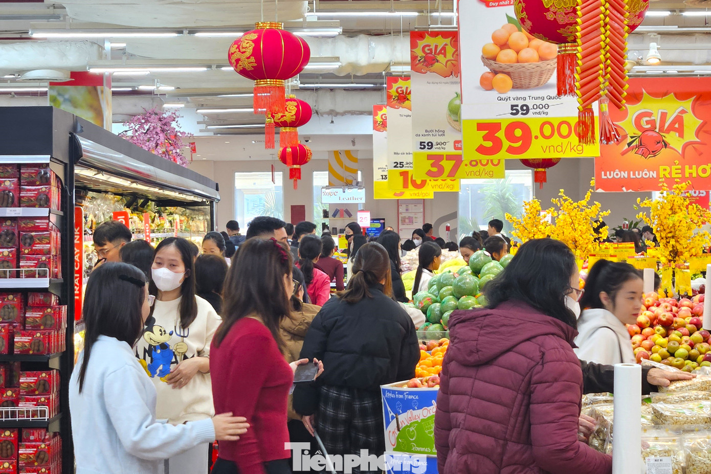 Chị Trương Thị Hồng Hạnh (trú TP Vinh) cho biết: “Công ty tôi làm việc đến ngày 26 tháng Chạp, nên hôm nay gia đình tôi tranh thủ đi siêu thị sắm đồ Tết sớm. Tôi nghĩ mình đi sớm để đỡ cảnh chen chúc, ai ngờ đến siêu thị chật kín người”.