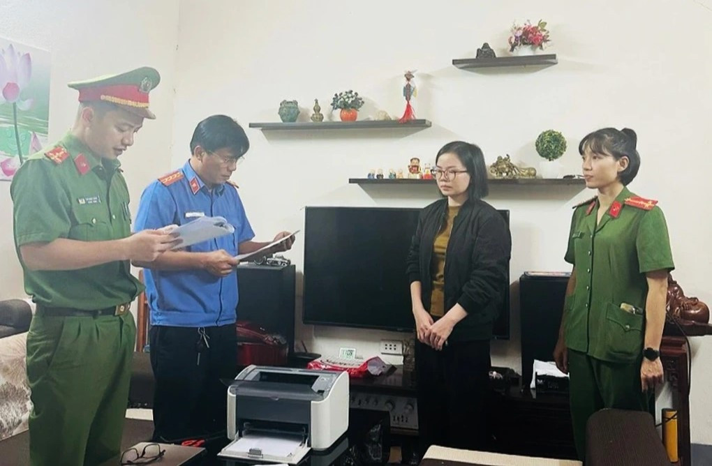 Cơ quan chức năng tống đạt quyết định khởi tố bị can và lệnh bắt bị can để điều tra đối với Lê Thị Hiền