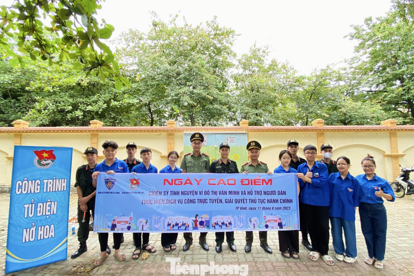 Ngày 11/8, Đoàn Thanh niên Công an tỉnh Nghệ An đã đồng loạt triển khai ngày cao điểm “Chiến sỹ tình nguyện vì đô thị văn minh và hỗ trợ người dân thực hiện dịch vụ công trực tuyến, giải quyết thủ tục hành chính”.