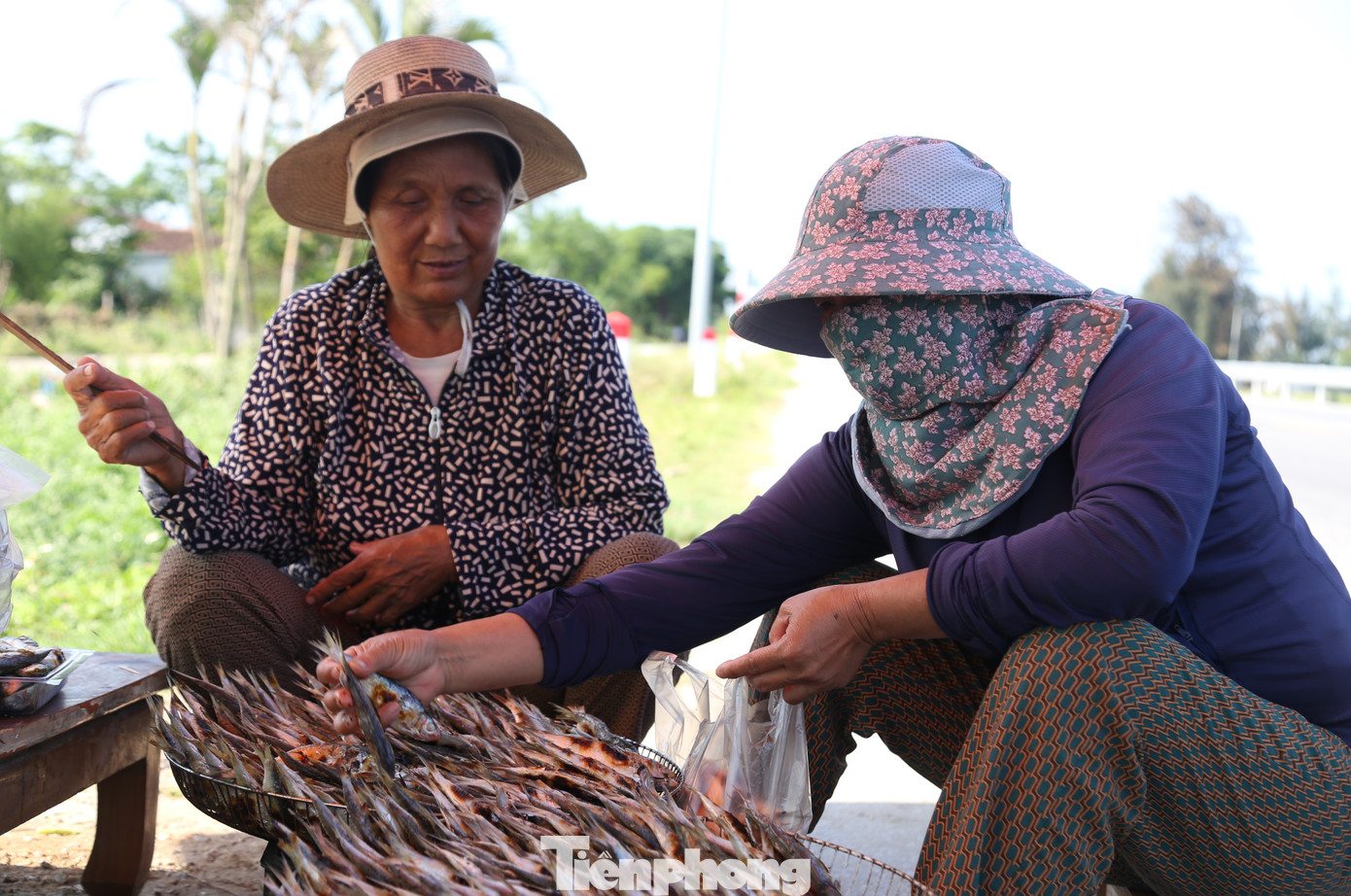 Việc nướng kịp thời sẽ giúp cá tươi, giữ trọn vị thơm ngon. Cá trích nướng giàu dinh dưỡng, được nhiều khách hàng ưa chuộng.