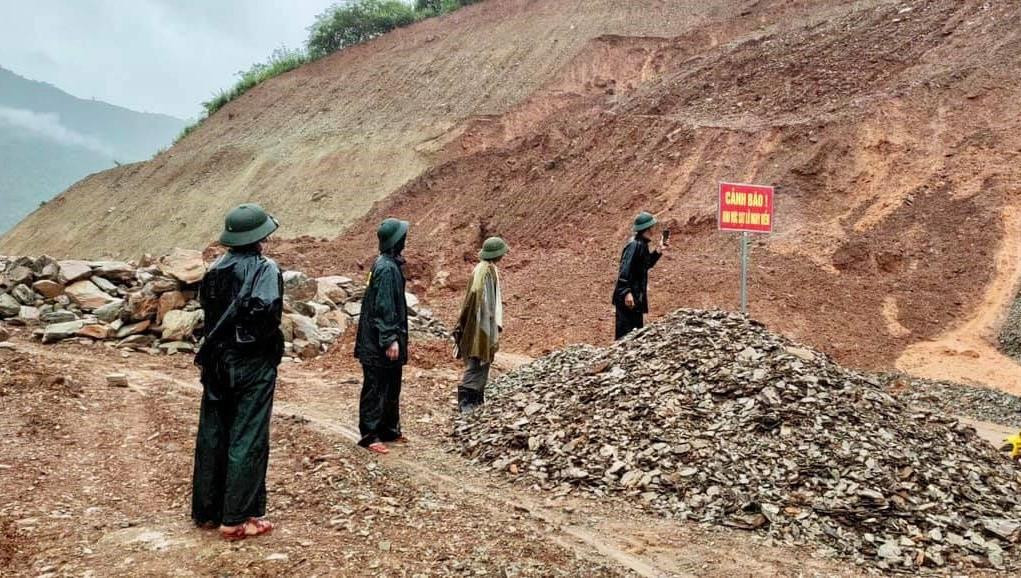 Đồn Biên phòng Mường Ải đã khẩn trương cử lực lượng giúp dân di chuyển qua các điểm sạt lở, cắm biển cảnh báo nguy hiểm, tuyên truyền nhân dân hạn chế đi lại khu vực trên nhằm đảm bảo an toàn...