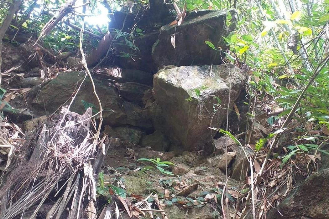 Những phiến đá lớn treo lơ lửng và có nguy cơ đổ xuống bất cứ lúc nào.