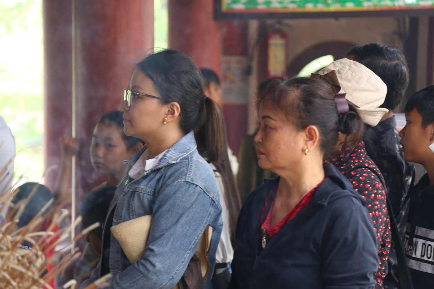 Đây là lần đầu tiên chị Nguyễn Thị Thúy (trú tỉnh Lào Cai) về thăm Khu di tích Truông Bồn. "Tôi rất xúc động khi nghe các thuyết minh viên kể chuyện về 13 liệt sĩ thanh niên xung phong đã hy sinh để giành lấy độc lập tự do ngày hôm nay", chị Thúy tâm sự.