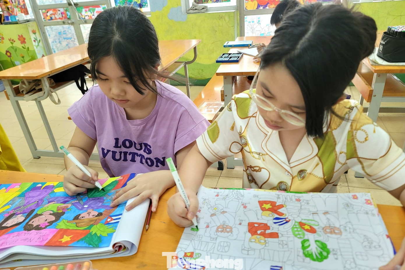 Những nét vẽ cứng cáp cùng màu sắc tươi vui thể hiện tinh thần tươi trẻ, năng lượng tích cực trong mối quan hệ của 2 nước, đồng thời nêu bật sự đoàn kết thân thiết giữa Việt Nam và Cuba. Những nét vẽ cứng cáp cùng màu sắc tươi vui thể hiện tinh thần tươi trẻ, năng lượng tích cực trong mối quan hệ của 2 nước, đồng thời nêu bật sự đoàn kết thân thiết giữa Việt Nam và Cuba.