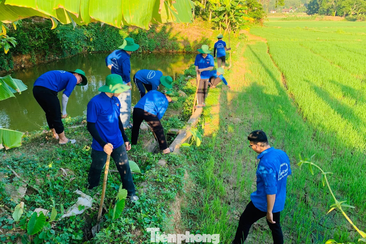 Ngoài việc làm đường cờ, sửa chữa điện cho bà con, đoàn viên thanh niên còn ra quân dọn dẹp vệ sinh công cộng tại nghĩa trang liệt sĩ, nạo vét kênh mương, xóa điểm đen rác thải,…