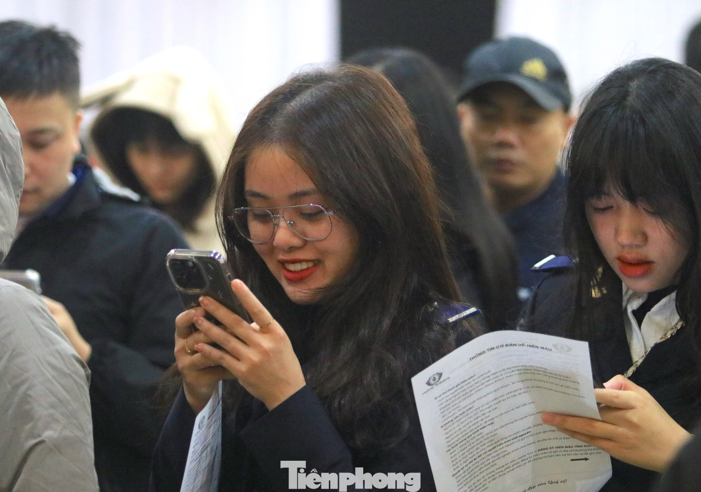 Mặc dù thời tiết mưa rét nhưng từ sáng sớm, nhiều bạn trẻ đã có mặt xếp hàng đăng ký tham gia hiến máu.