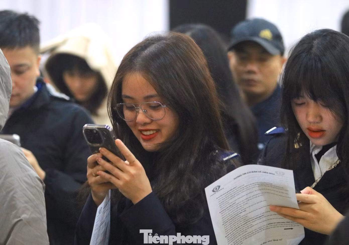 Mặc dù thời tiết mưa rét nhưng từ sáng sớm, nhiều bạn trẻ đã có mặt xếp hàng đăng ký tham gia hiến máu.