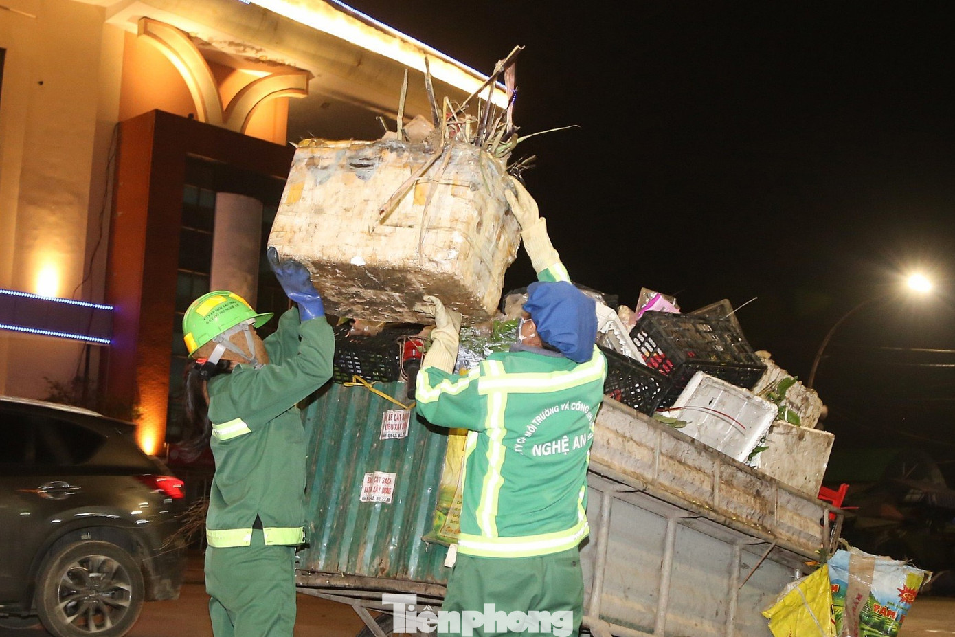 Ông Phạm Hữu Thắng, Trưởng phòng Tổ chức hành chính Công ty CP Môi trường và Công trình Đô thị Nghệ An cho biết: “Trung bình mỗi ngày đêm, công ty thu gom khoảng từ 300 - 350 tấn rác tại TP Vinh. Dịp cao điểm Tết Nguyên đán sẽ tăng lên gấp đôi, khoảng hơn 600 tấn. Gần 400 công nhân làm việc 24/24h tại gần 150 tuyến đường nội thành Vinh, đảm bảo vệ sinh môi trường, rác thải không tồn đọng”.