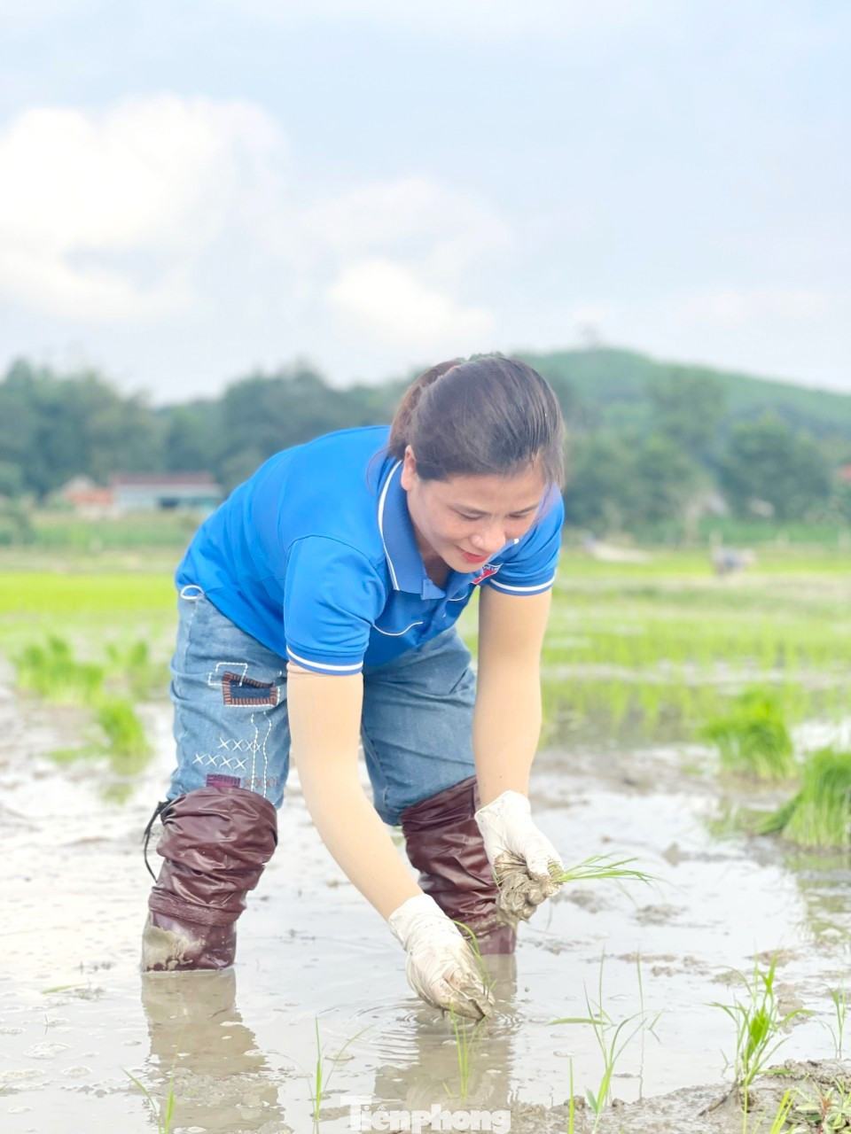 Dù công việc mệt nhọc, chân lấm tay bùn nhưng các bạn trẻ vẫn luôn rạng rỡ vì làm được việc ý nghĩa.