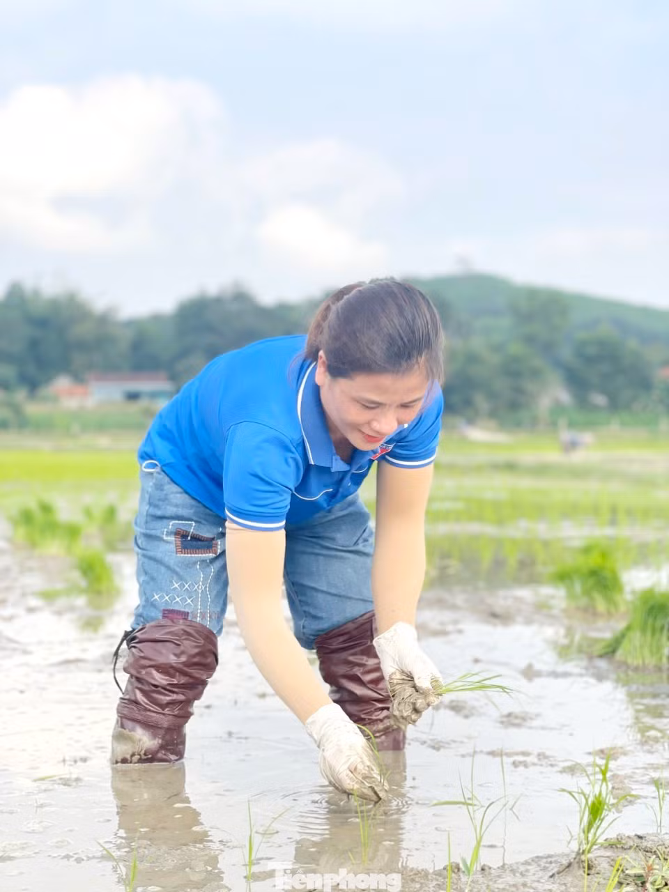Dù công việc mệt nhọc, chân lấm tay bùn nhưng các bạn trẻ vẫn luôn rạng rỡ vì làm được việc ý nghĩa.