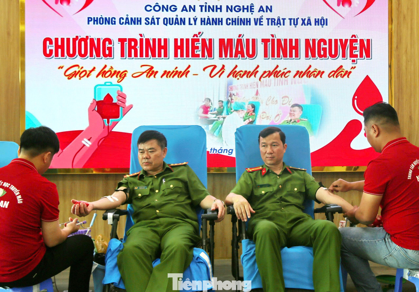 Chiều 18/6, Trung tâm Huyết học và Truyền máu Nghệ An cho biết, vừa phối hợp với Phòng Cảnh sát Quản lý hành chính về trật tự xã hội Công an Nghệ An tổ chức chương trình hiến máu tình nguyện năm 2025 với chủ đề “Giọt hồng an ninh - Vì hạnh phúc nhân dân”. Hơn 100 cán bộ, chiến sĩ đã đăng ký tham gia hiến máu.