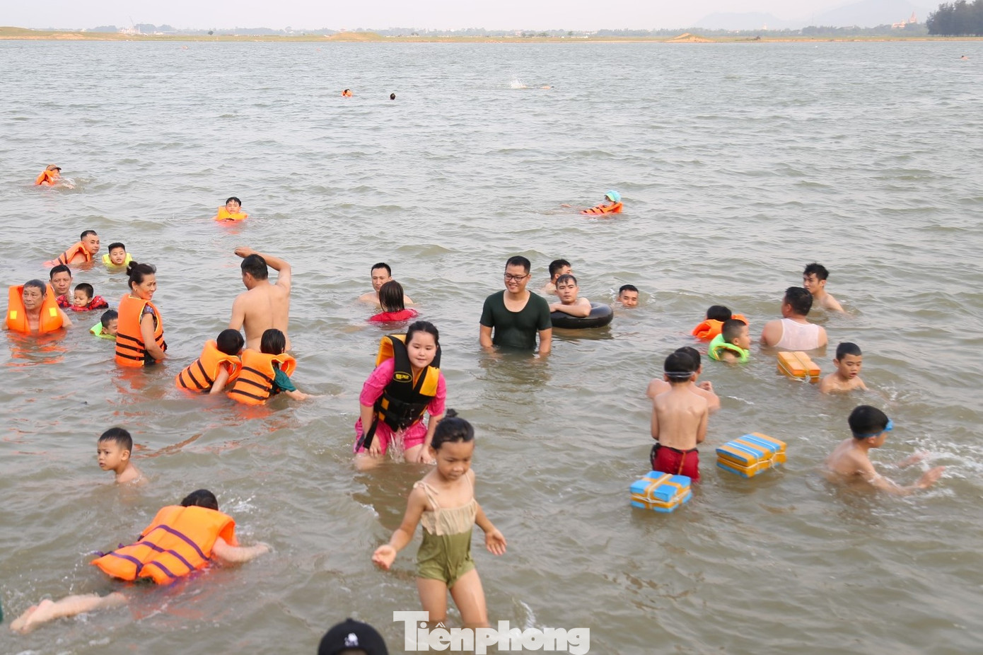 Những ngày này, Nghệ An xảy ra nắng nóng và nắng nóng gay gắt, nhiệt độ cao nhất phổ biến 38 - 40 độ C, có nơi trên 41 độ C. Nắng nóng, khu vực hạ nguồn sông Lam đoạn qua địa bàn phường Bến Thủy (TP Vinh, Nghệ An) trở thành bãi tắm giải nhiệt của người dân xung quanh.