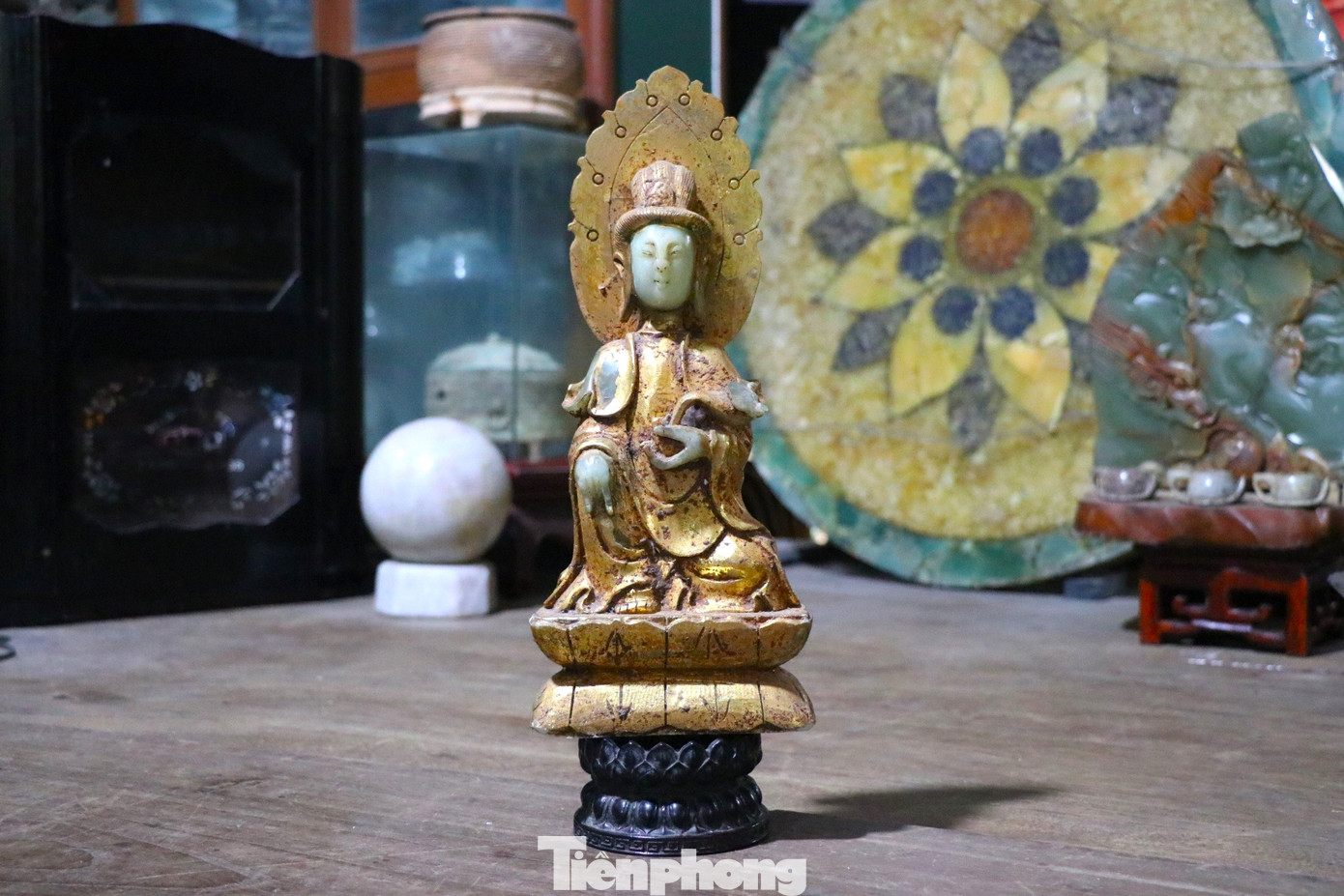 Bức tượng Phật được tạo tác từ ngọc có màu xanh lục, mạ bên ngoài một lớp vàng, đường nét tinh xảo. Theo chứng thư giám định đá quý của Viện nghiên cứu đá quý và vàng VINAGEMS, đây là Serpentine tự nhiên, trọng lượng 3,65 kg. “Với giá trị về văn hóa, lịch sử của món cổ vật này, tôi đang có kế hoạch làm hồ sơ đề nghị công nhận bức tượng Phật ngọc mạ vàng này là bảo vật quốc gia”, ông Bình cho hay.