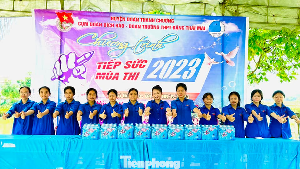 Anh Trần Linh - Phó Bí thư Tỉnh Đoàn, Chủ tịch Hội Sinh viên tỉnh Nghệ An chia sẻ: “Chương trình Tiếp sức mùa thi và chiến dịch Tình nguyện Hoa phượng đỏ năm 2023 của tỉnh Nghệ An đang cận kề với sự chuẩn bị kỹ lưỡng, chu đáo và khí thế quyết tâm của các cấp bộ Đoàn, Hội trong toàn tỉnh. Đây là một trong những nội dung trọng tâm của Chiến dịch Thanh niên tình nguyện Hè với nhiều hoạt động ý nghĩa, thể hiện vai trò xung kích, tinh thần nhiệt huyết của tuổi trẻ Nghệ An, nhằm đảm bảo cho kỳ thi trên địa bàn diễn ra một cách an toàn, thuận lợi”. Anh Trần Linh - Phó Bí thư Tỉnh Đoàn, Chủ tịch Hội Sinh viên tỉnh Nghệ An chia sẻ: “Chương trình Tiếp sức mùa thi và chiến dịch Tình nguyện Hoa phượng đỏ năm 2023 của tỉnh Nghệ An đang cận kề với sự chuẩn bị kỹ lưỡng, chu đáo và khí thế quyết tâm của các cấp bộ Đoàn, Hội trong toàn tỉnh. Đây là một trong những nội dung trọng tâm của Chiến dịch Thanh niên tình nguyện Hè với nhiều hoạt động ý nghĩa, thể hiện vai trò xung kích, tinh thần nhiệt huyết của tuổi trẻ Nghệ An, nhằm đảm bảo cho kỳ thi trên địa bàn diễn ra một cách an toàn, thuận lợi”.