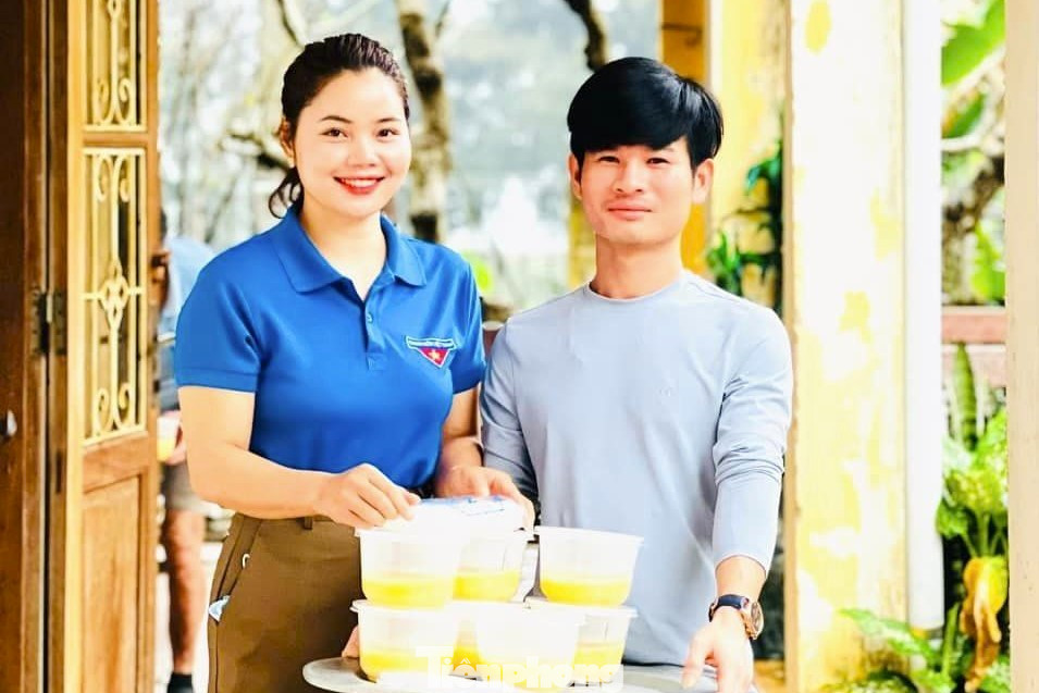 Hơn 200 suất cháo cho bệnh nhân đang nằm điều trị tập trung Bệnh viện Phong Da liễu Trung ương Quỳnh Lập cơ sở 1.