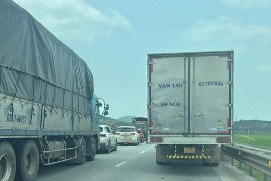 Giao thông trên cao tốc đoạn qua Nghệ An theo hướng Vinh – Hà Nội bị ùn tắc sau vụ tai nạn