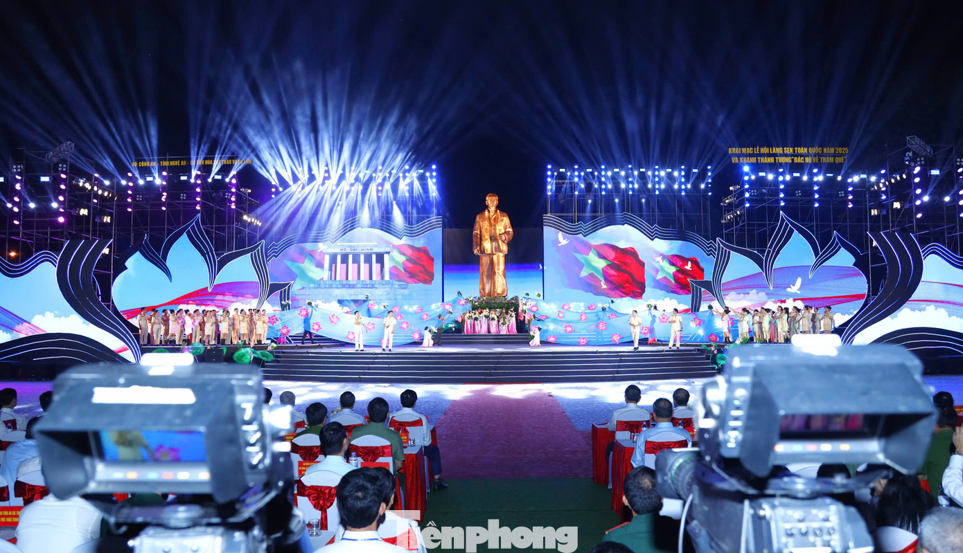 Tối 15/5, tại sân vận động Làng Sen (xã Kim Liên, huyện Nam Đàn, tỉnh Nghệ An), Tổng Bí thư Tô Lâm cùng lãnh đạo Đảng, Nhà nước, tỉnh Nghệ An và đông đảo nhân dân, du khách dự khai mạc lễ hội Làng Sen toàn quốc năm 2025 và khánh thành tượng "Bác Hồ về thăm quê".