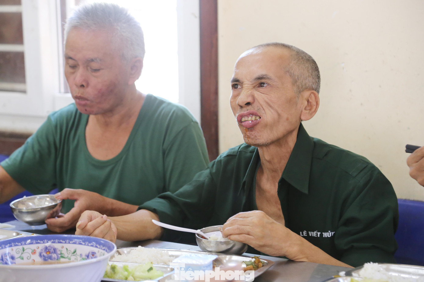 Những lúc trái gió, trở trời, nhiều thương binh nặng trở nên &quot;trái tính&quot;, thường có những lời nói, hành vi kích động nhưng các cán bộ, nhân viên luôn làm việc với tất cả sự nhẫn nại, thương yêu bằng cả trái tim.