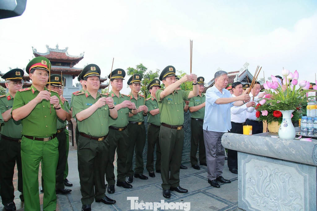 Đoàn đại biểu dâng hương tại Đền Chung Sơn Đoàn đại biểu dâng hương tại Đền Chung Sơn