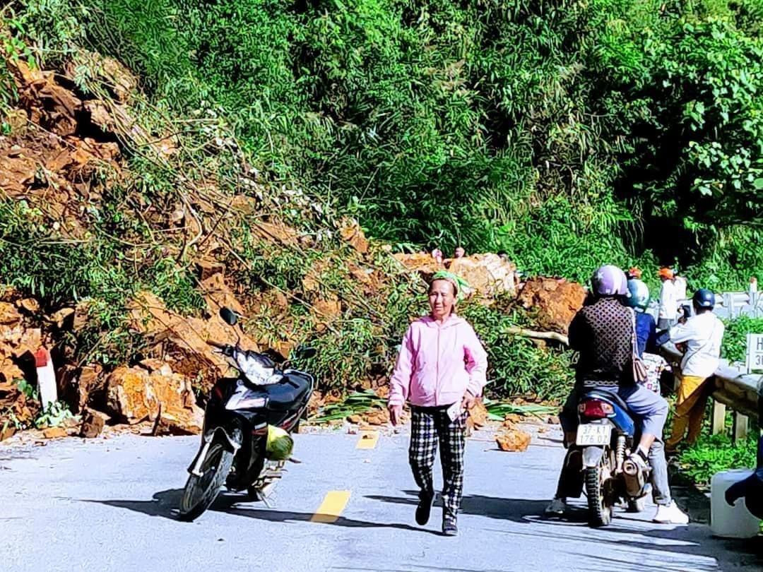 Người và phương tiện không thể qua lại Người và phương tiện không thể qua lại