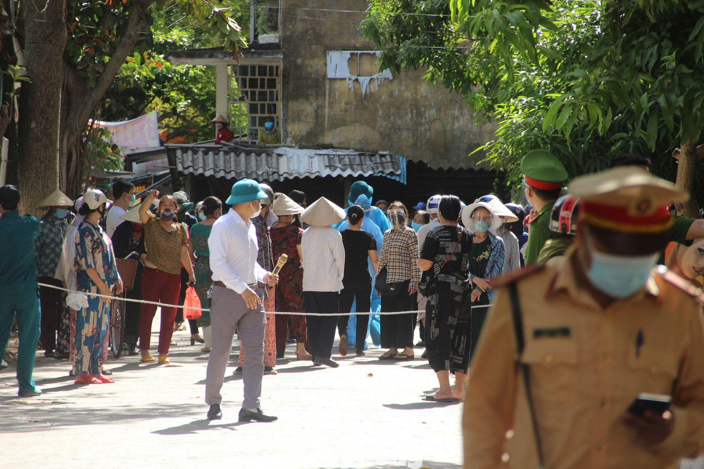 Ca bệnh mới được phát hiện dương tính với SARS-CoV-2 là người huyện Nghi Xuân, Hà Tĩnh, chuyên lấy hàng cá từ chợ đầu mối Vinh để sang chợ Quang Trung bán. Ngay khi nắm bắt thông tin, lãnh đạo TP Vinh đã trực tiếp có mặt tại chợ Quang Trung để chỉ đạo công tác phong tỏa, lấy mẫu xét nghiệm cho toàn bộ tiểu thương. Ca bệnh mới được phát hiện dương tính với SARS-CoV-2 là người huyện Nghi Xuân, Hà Tĩnh, chuyên lấy hàng cá từ chợ đầu mối Vinh để sang chợ Quang Trung bán. Ngay khi nắm bắt thông tin, lãnh đạo TP Vinh đã trực tiếp có mặt tại chợ Quang Trung để chỉ đạo công tác phong tỏa, lấy mẫu xét nghiệm cho toàn bộ tiểu thương.