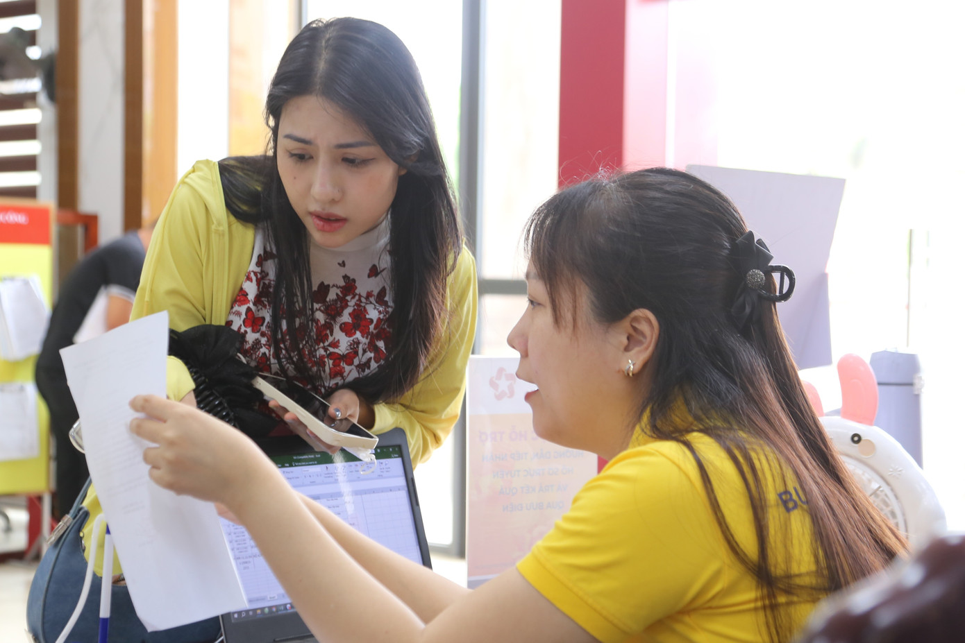 Cán bộ tại Trung tâm phục vụ hành chính công phường Thành Vinh hướng dẫn tận tình cho người dân