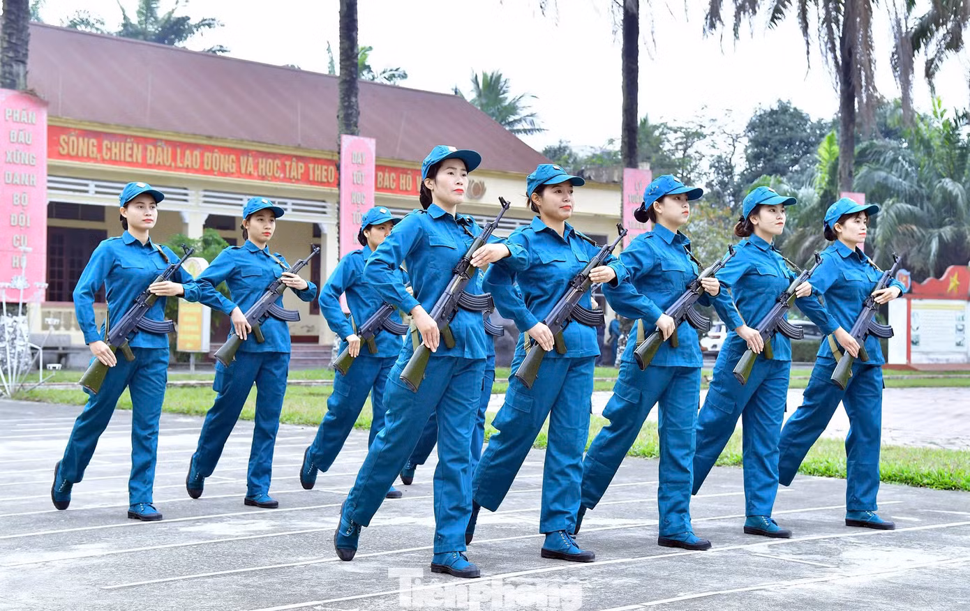 28 nữ dân quân được chọn là người có lai lịch chính trị rõ ràng, trong sạch, phẩm chất đạo đức, ý thức kỷ luật tốt, có sức khỏe tốt, dưới 35 tuổi, chiều cao từ 1m60 đến 1m70, không mang thai và không có con nhỏ dưới 36 tháng tuổi.