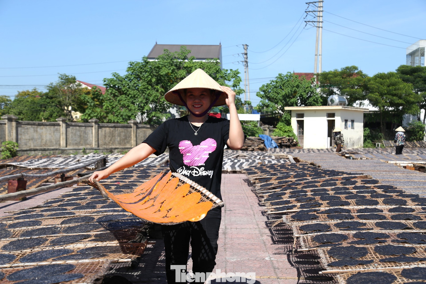 Nguyễn Thị Nhàn (SN 1995, con gái bà Chung) cho biết, bánh đa vừng làm từ gấc, khoai lang tím kỳ công hơn các loại bánh khác. Gấc được tách hạt, xay lên với gạo. Còn với bánh đa khoai lang tím, khoai được hấp chín, xay nhuyễn, thêm ít sữa đặc để dậy mùi sau đó xay cùng gạo. Nguyễn Thị Nhàn (SN 1995, con gái bà Chung) cho biết, bánh đa vừng làm từ gấc, khoai lang tím kỳ công hơn các loại bánh khác. Gấc được tách hạt, xay lên với gạo. Còn với bánh đa khoai lang tím, khoai được hấp chín, xay nhuyễn, thêm ít sữa đặc để dậy mùi sau đó xay cùng gạo.