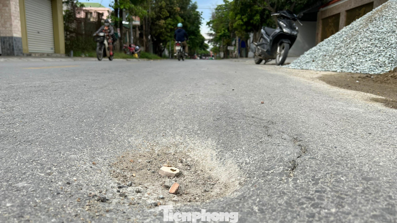 Các vị trí sụt lún ngày càng sâu và mở rộng hơn.