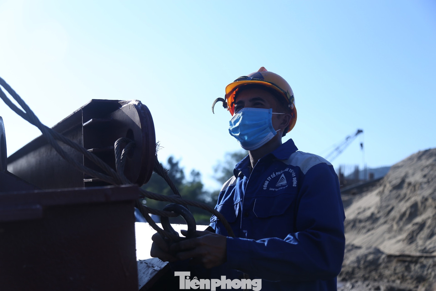 Dù gặp nhiều khó khăn nhưng đơn vị thi công, các công nhân vẫn làm việc miệt mài với quyết tâm cao đưa dự án về đích đảm bảo chất lượng, tiến độ, an toàn tuyệt đối.