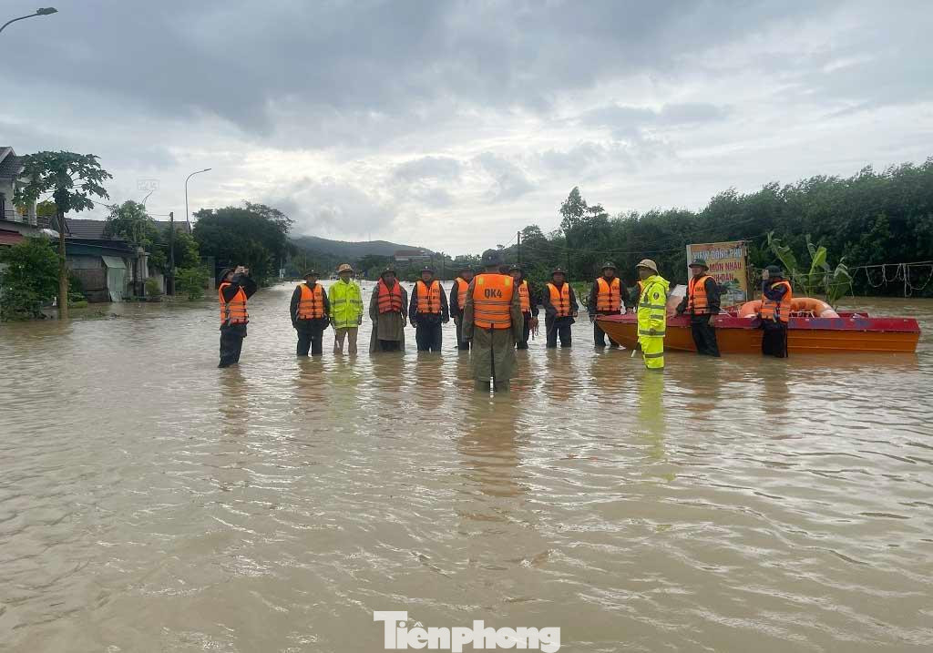 Hoàn lưu bão số 4 đã gây mưa lớn trên diện rộng. Tại Nghệ An, mưa lớn kéo dài khiến nhiều nơi bị ngập úng, cô lập, gây thiệt hại về người và tài sản. Nhiều tuyến đường bị chia cắt, sạt lở nghiêm trọng.