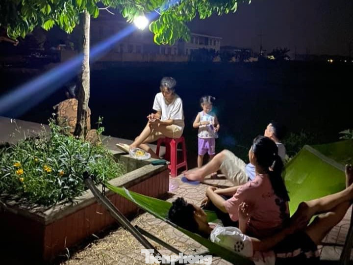 Việc mất điện khiến cuộc sống của người dân bị đảo lộn.