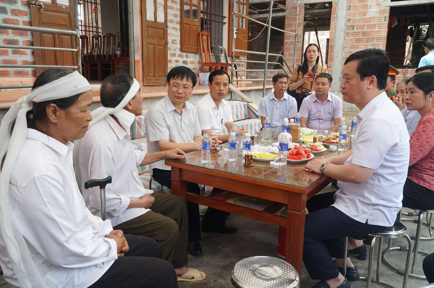 Đoàn công tác UBND tỉnh Nghệ An gửi lời chia buồn đến gia đình em Nguyễn Văn Nhã, đồng thời ghi nhận hành động quên mình cứu bạn của nam sinh là cao đẹp, đáng tự hào.