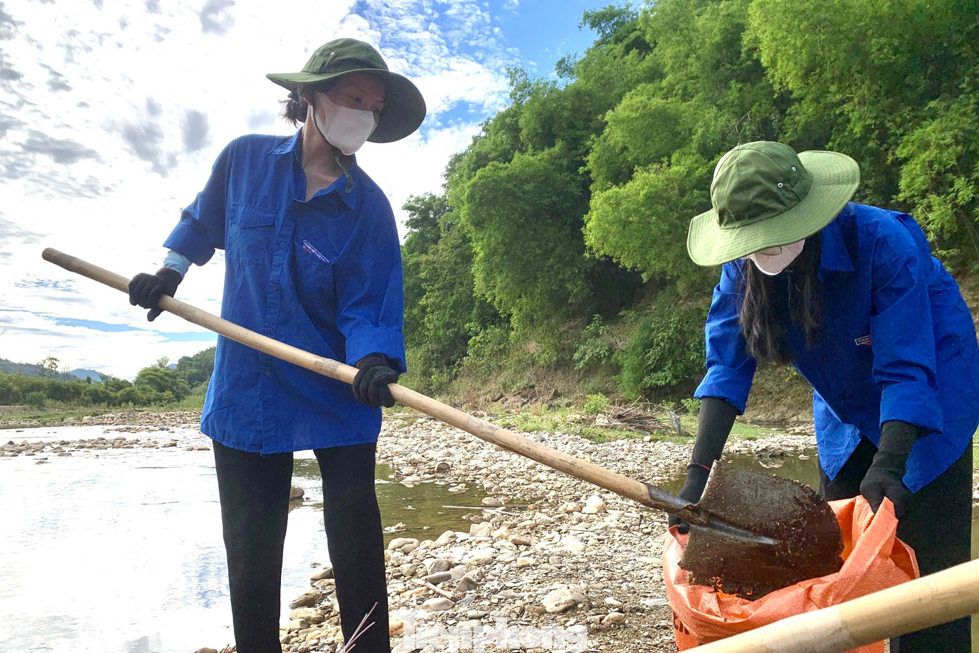 Hơn 40 đoàn viên thanh niên đã hỗ trợ với các công việc: chuyển đá, xác cát vào các bì để vá đập, đưa nước vào khe, đủ lực đẩy các cọn nước quay, dẫn nước vào ruộng cho bà con cày cấy.