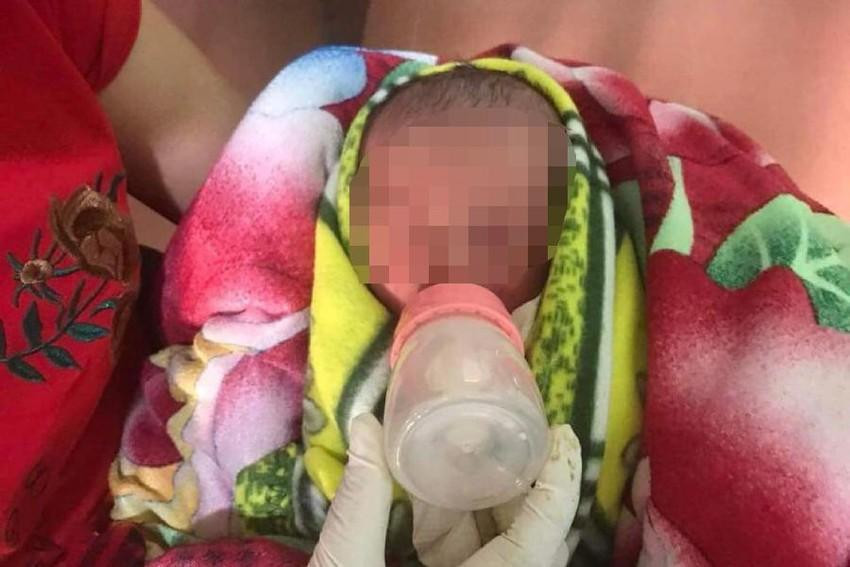 Bé trai sơ sinh chưa cắt rốn bị bỏ rơi dưới gốc cây ở Khu đô thị Vườn Xanh