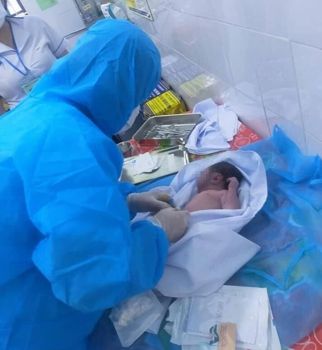 Cháu bé bị bỏ rơi trong thùng carton được các bác sĩ chăm sóc tận tình