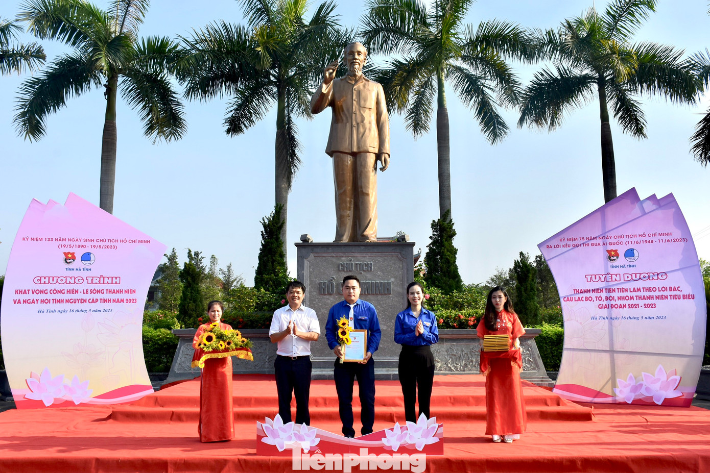 Trao giấy chứng nhận cho thanh niên tiên tiến làm theo lời Bác