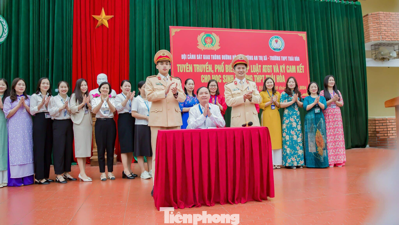 Tại đây, Đội CSGT đường bộ số 1 đã ký cam kết cho hơn 1.600 em học sinh và thầy cô giáo nhà trường. Đồng thời trao 4 suất quà cho các em học sinh có hoàn cảnh khó khăn đạt thành tích cao trong học tập và 30 chiếc mũ bảo hiểm đạt chuẩn cho học sinh nhà trường.