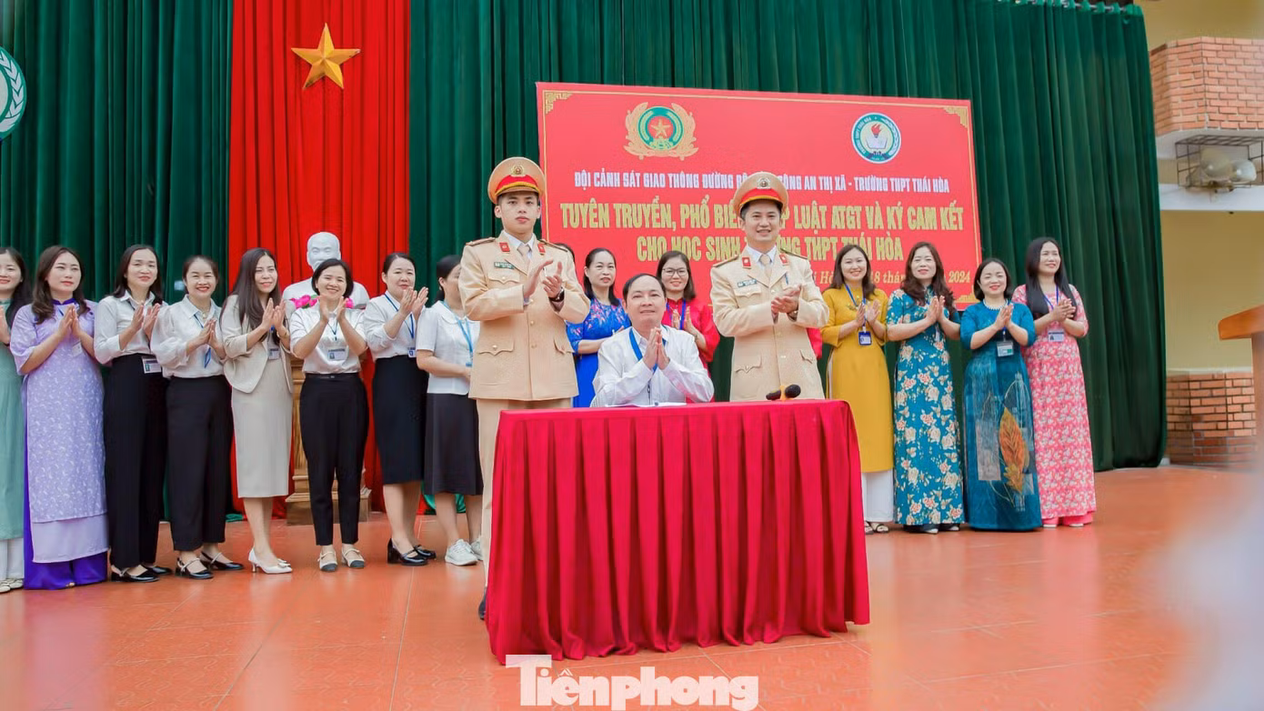 Tại đây, Đội CSGT đường bộ số 1 đã ký cam kết cho hơn 1.600 em học sinh và thầy cô giáo nhà trường. Đồng thời trao 4 suất quà cho các em học sinh có hoàn cảnh khó khăn đạt thành tích cao trong học tập và 30 chiếc mũ bảo hiểm đạt chuẩn cho học sinh nhà trường. Tại đây, Đội CSGT đường bộ số 1 đã ký cam kết cho hơn 1.600 em học sinh và thầy cô giáo nhà trường. Đồng thời trao 4 suất quà cho các em học sinh có hoàn cảnh khó khăn đạt thành tích cao trong học tập và 30 chiếc mũ bảo hiểm đạt chuẩn cho học sinh nhà trường.