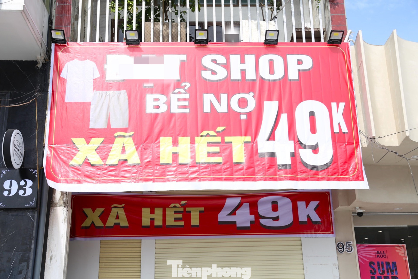 Cửa hàng này dù chưa trả mặt bằng, tuy nhiên cũng đã treo biển xả hàng đồng loạt để kéo khách.