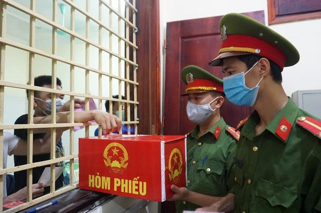 Bị can N.Đ.D (SN 1981) cho biết: “Bị bắt vì hành vi vi phạm pháp luật, lại phải đi điều trị bệnh, có những lúc tôi chán nản, buông xuôi. Nay được cán bộ đưa thùng phiếu vào tận buồng điều trị, được cầm lá phiếu để thực hiện quyền công dân, đối với tôi là một niềm an ủi rất lớn”. Bị can N.Đ.D (SN 1981) cho biết: “Bị bắt vì hành vi vi phạm pháp luật, lại phải đi điều trị bệnh, có những lúc tôi chán nản, buông xuôi. Nay được cán bộ đưa thùng phiếu vào tận buồng điều trị, được cầm lá phiếu để thực hiện quyền công dân, đối với tôi là một niềm an ủi rất lớn”.